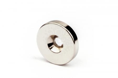 Неодимовый магнит-диск 25х5 мм с зенковкой 5.5/10.4 мм, N35