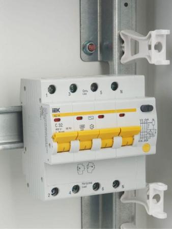 Выключатель автоматический дифференцированого тока 4п C 32А 4.5кА АД-14 KARAT IEK MAD10-4-032-C-030